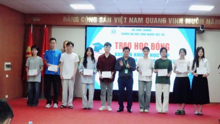Trao học bổng khuyến khích học tập học kỳ I năm học 2024 -2025